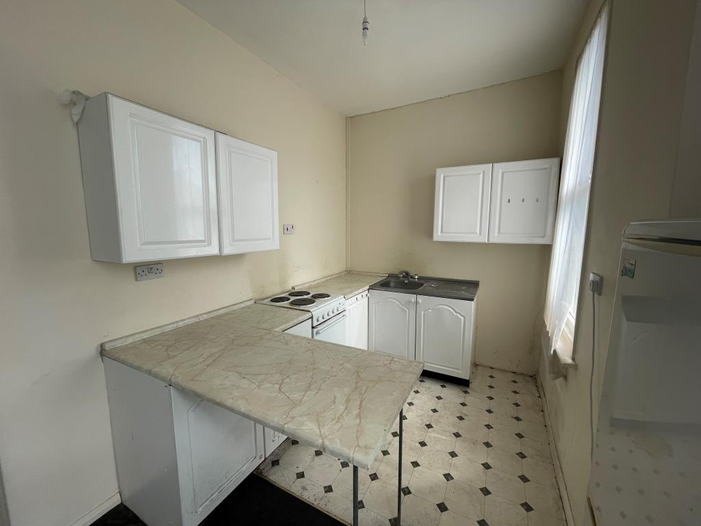Lot: 158 - VACANT FLAT FOR IMPROVEMENT - Kitchen with breakfast bar
